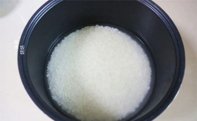 腊肠|做焖饭，这3种食材是绝配，营养丰富味道好，煮一锅家人都爱吃