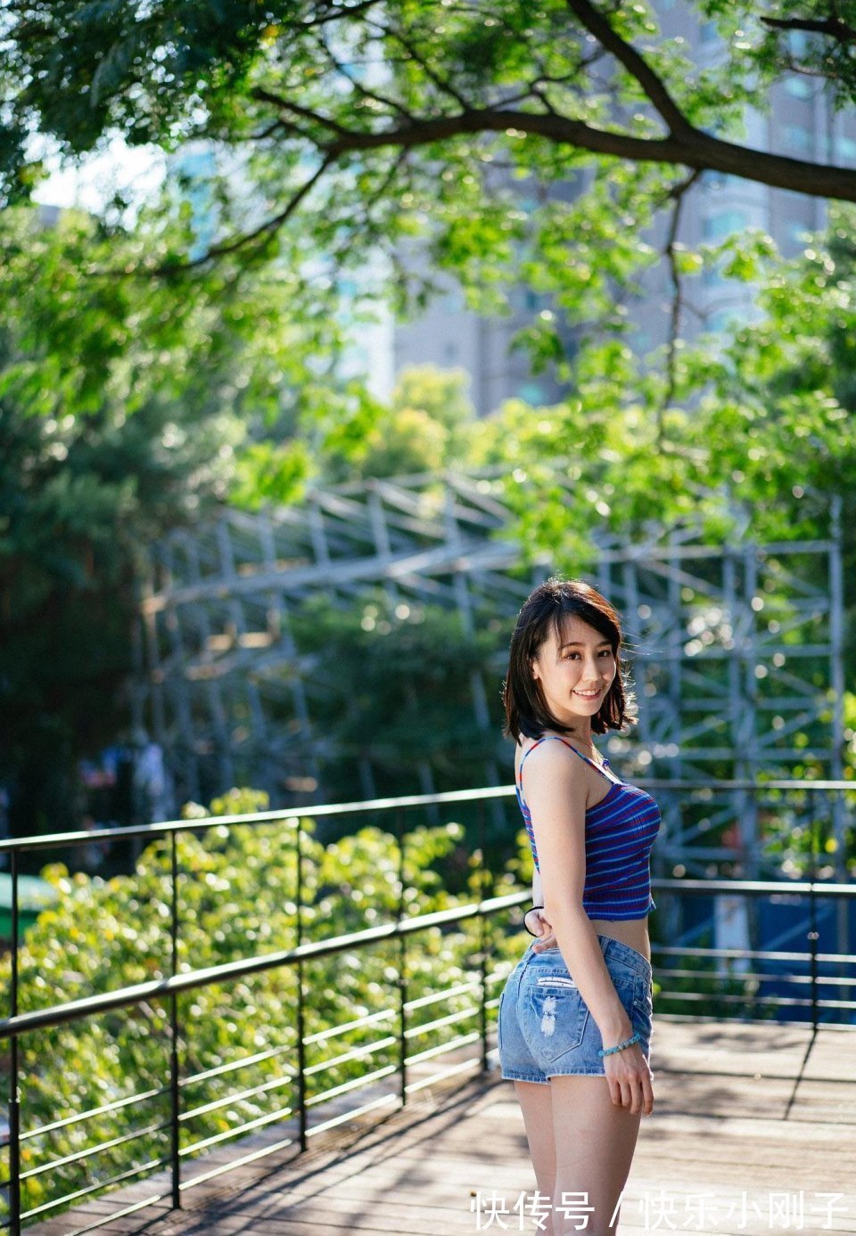 针织吊带|冰丝针织性感吊带背心搭配牛仔短裤,简略前卫穿出高档感