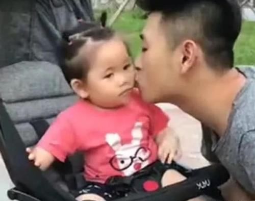 舅舅|帅气舅舅偷亲了小外甥女,宝贝接下来的动作,舅舅觉得好温暖