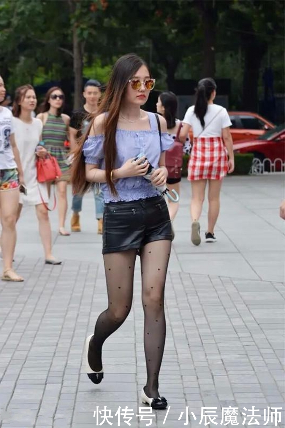 显得|路人街拍,姐妹选择白色一字肩,显得人很精致