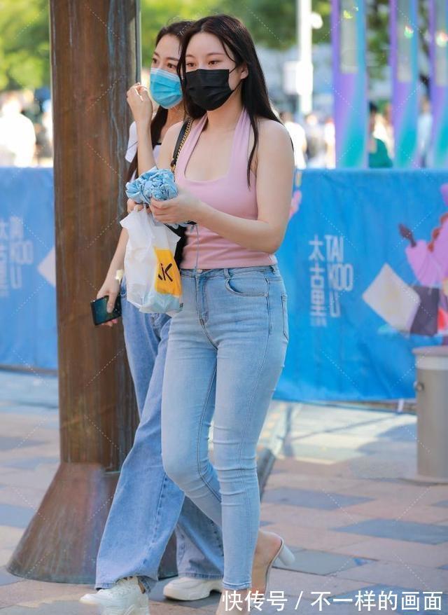 针织 长款牛仔打底裤搭配粉色上衣,好看甜美,展现女性的气质