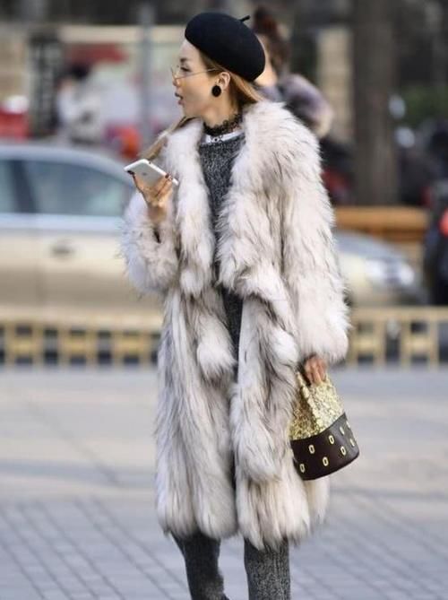 蜜桃臀|时尚迷人的少妇，一身连衣裙性感十足，轻松秀出蜜桃臀