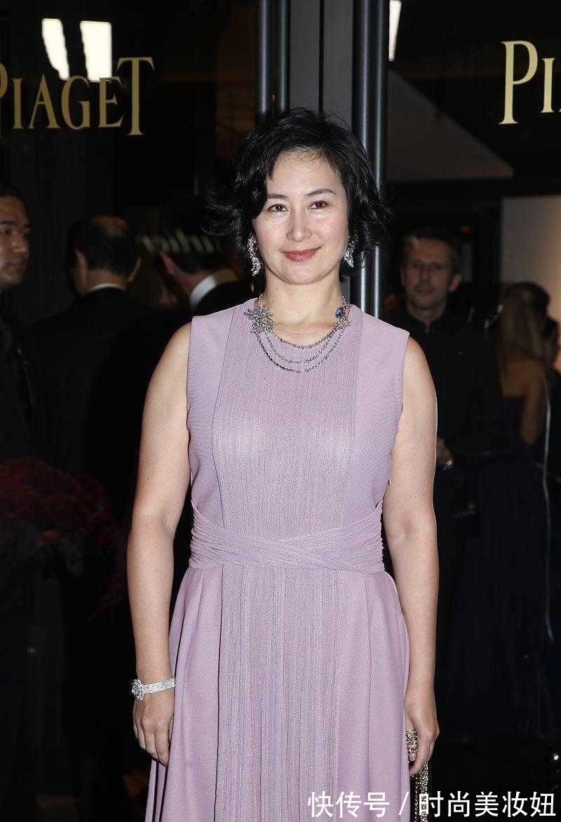 连衣裙|何超琼骨子里的“贵气”,穿浅紫色裙高贵优雅,一般人装不出来