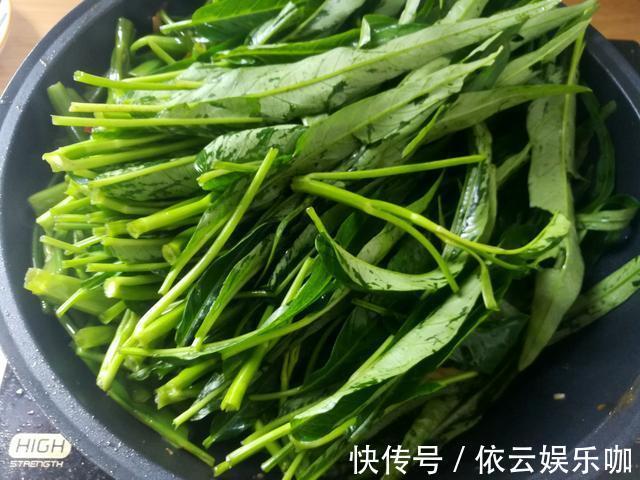 茎干|炒空心菜别焯水,学会餐馆的做法,多加2物,爽脆入味不发黑