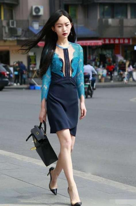 街拍:清新的小姐姐,短牛仔裤凸显出修长美腿,很是羡慕