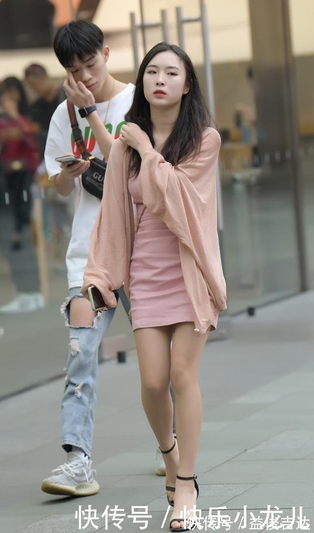 尴尬|穿短裤少配短袖,搭配单一有些拉胯,“撞衫”就显得尴尬了