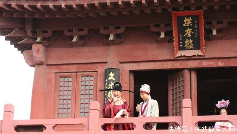 对联|此官宦为炫富贴一对联, 一秀才在上下联各描一笔, 官老爷一看气昏