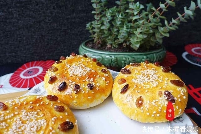  好吃|比面包好吃的烤饼出炉了，奶香浓郁色泽金黄，让人好有食欲