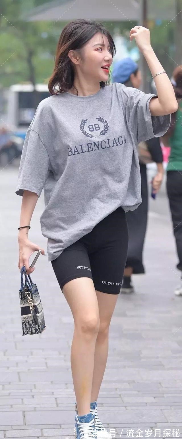 印花裤 灰色男友风短袖搭配紧身打底裤,开叉七分裤,简单美腻又率性!