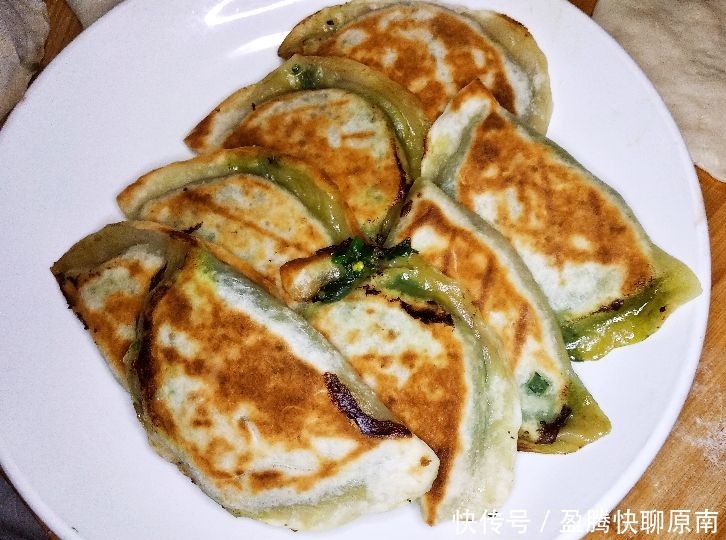 烙韭菜盒，调料施放有讲究!这么做皮酥馅鲜，韭菜翠绿不下汤