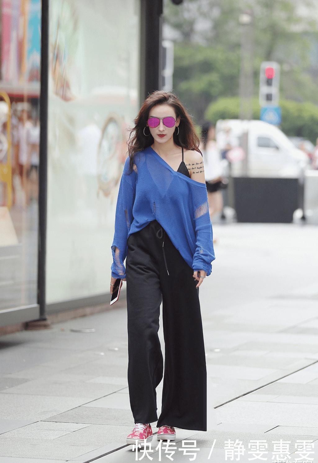 外表高冷的黑色阔腿裤其实非常百搭,宽松的裤型,走起来很拉风