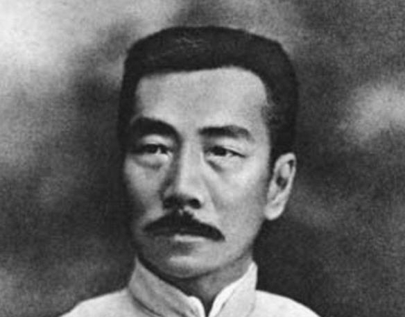 文人@郭沫若用四字骂鲁迅,鲁迅用五字回骂,世人笑称:这就是郭沫若了