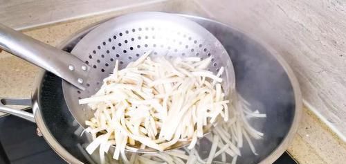 饭店最火的这道菜，教你在家做出来，全家人都抢着吃，超级下饭