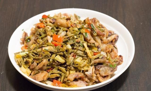 周末亲戚来家里吃饭，弟媳下厨做了11道菜，大伙吃了一锅米饭