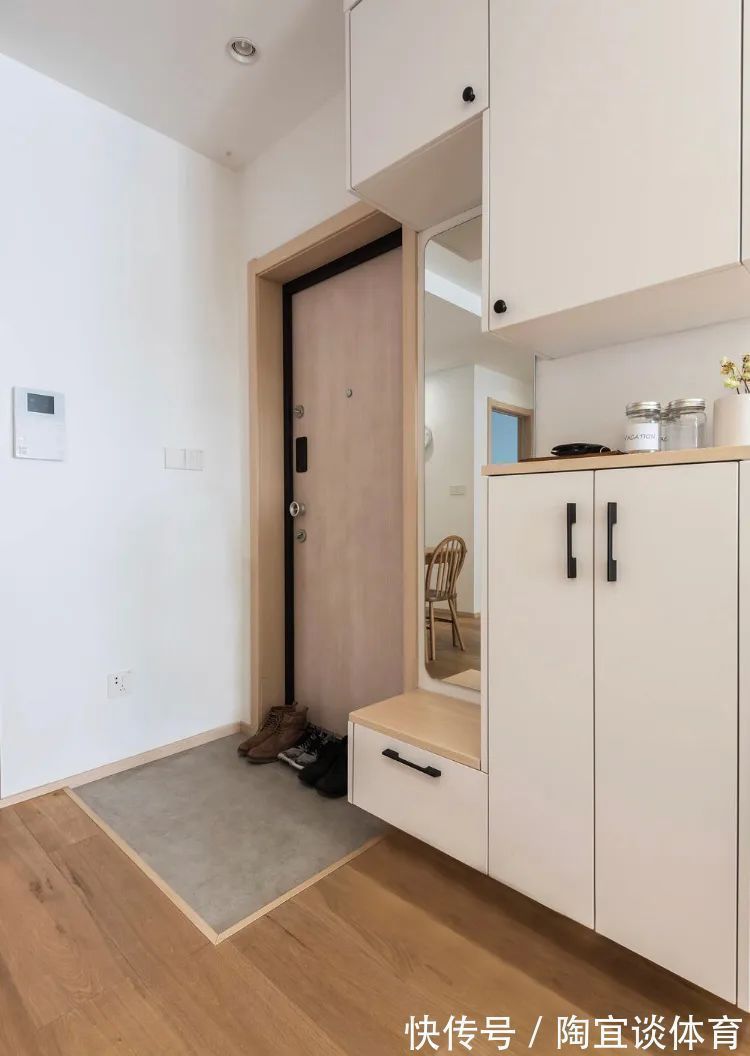 玄关|开门见厅的户型,这样装照样可以有玄关柜,比成品鞋柜更实用美观