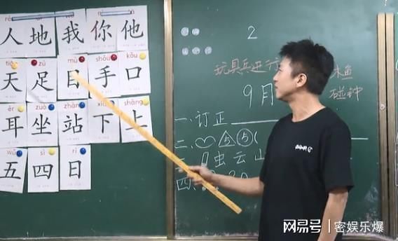 导游|邓超成5哈替补导游,不拿导游旗却挂绶带,看清上面的字没毛病