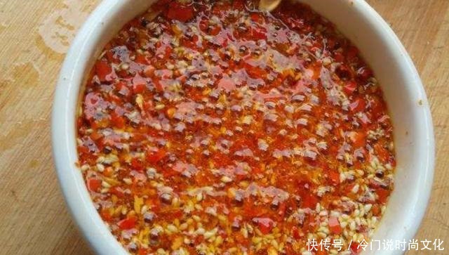 白芝麻|做辣椒油的时候,直接淋油肯定不对,大厨教你方法,又红又香