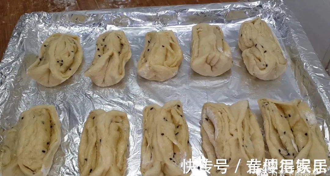 自制千层烤花卷做法，两手一捏，吃着比大鱼大肉还香，上桌全吃光