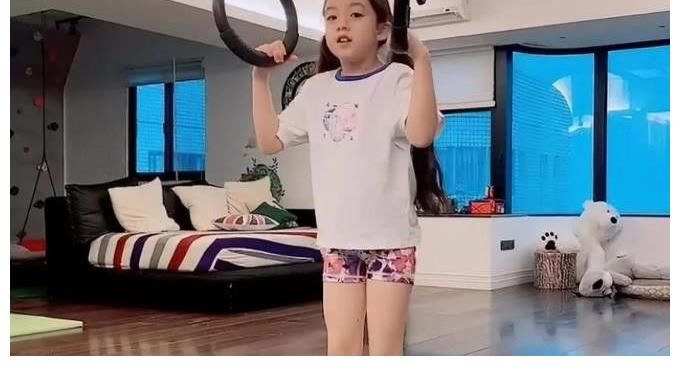 劉畊宏|劉耕宏曬倆女兒，8歲小泡芙越長(zhǎng)越標(biāo)致，手上涂指甲油超精致