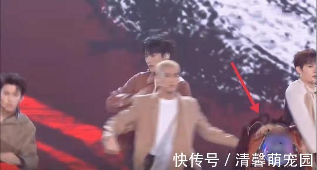 年末晚會變尷尬現(xiàn)場:座位插熒光棒充當(dāng)觀眾,七大獎無人到場領(lǐng)取