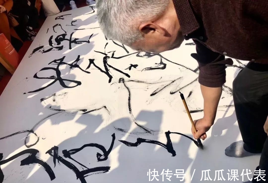 麻袋&麻袋上写狂草:书协副主席胡抗美,又在玩“花活”