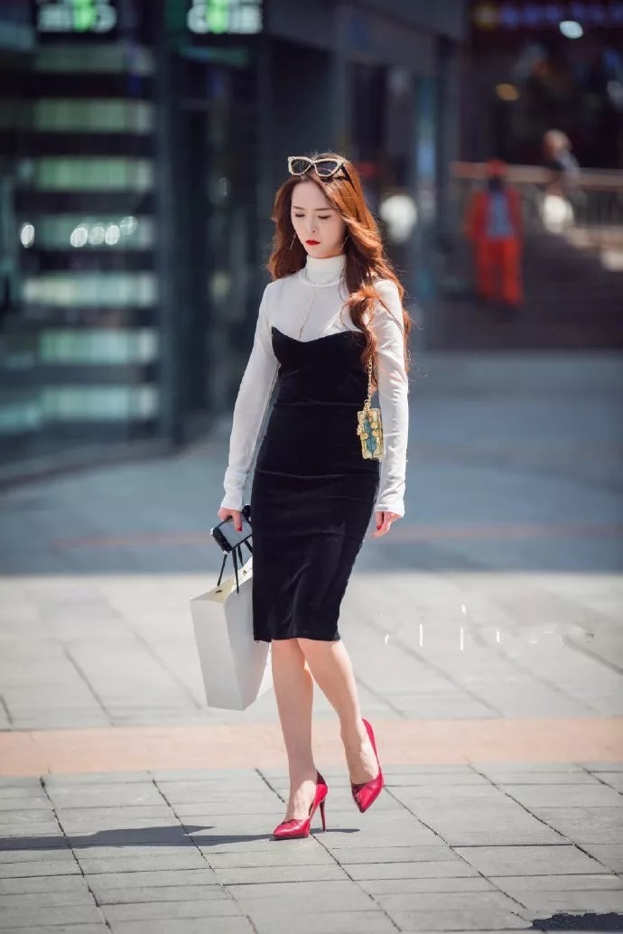 女生搭配高跟鞋，轻松穿出时尚的味道