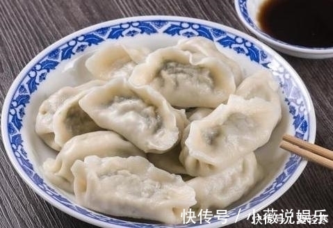煮饺子时,要不要盖锅盖饺子馆大妈教你正确做法,不破皮更好吃