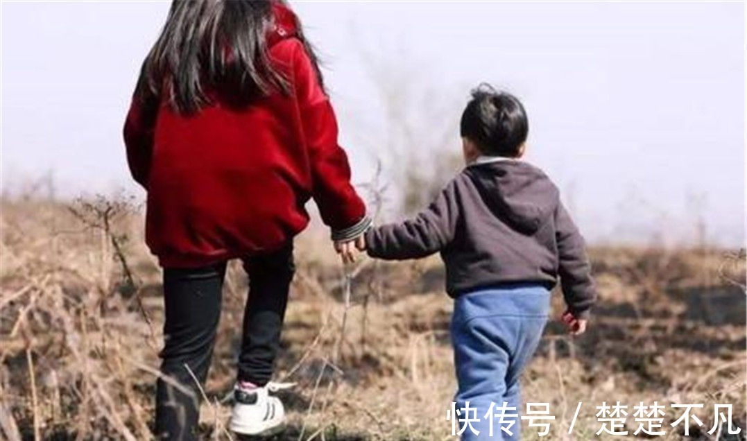 大孩|哥哥送小20岁妹妹去幼儿园，出门前拾掇自己：不潮会被当成她爸