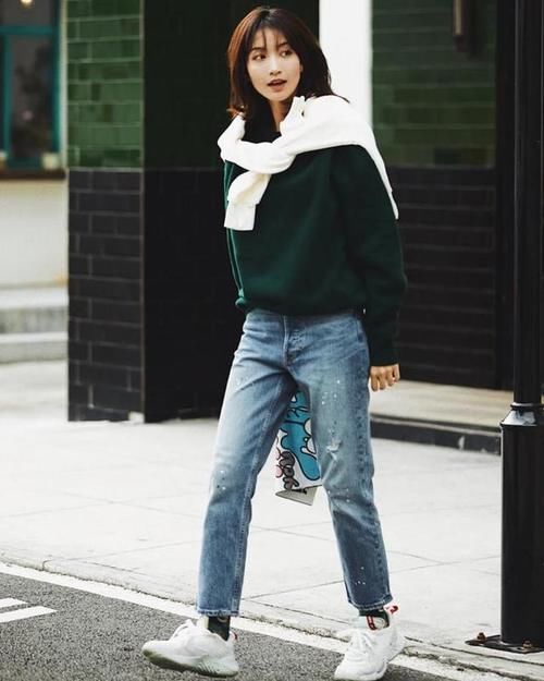 40岁的女人，穿卫衣别配打底裤，学日本博主这样搭，时髦又减龄