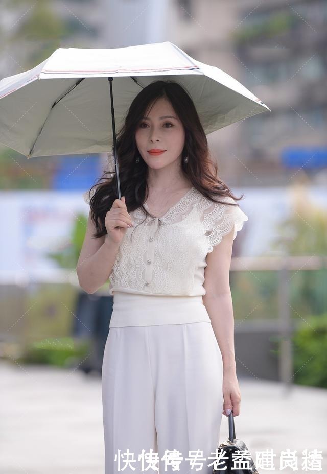 街拍|街拍:白色蕾丝上衣搭配白色喇叭裤, 性感大气, 尽显女神风采