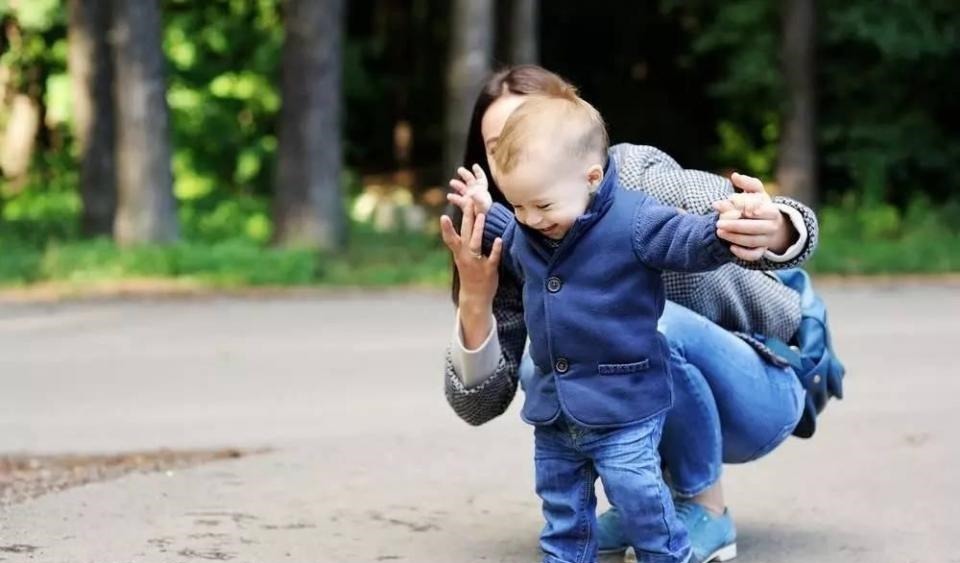 妈妈|心疼!宝宝学走路摔倒后不服气,爬起来继续摔,旁边妈妈笑翻了