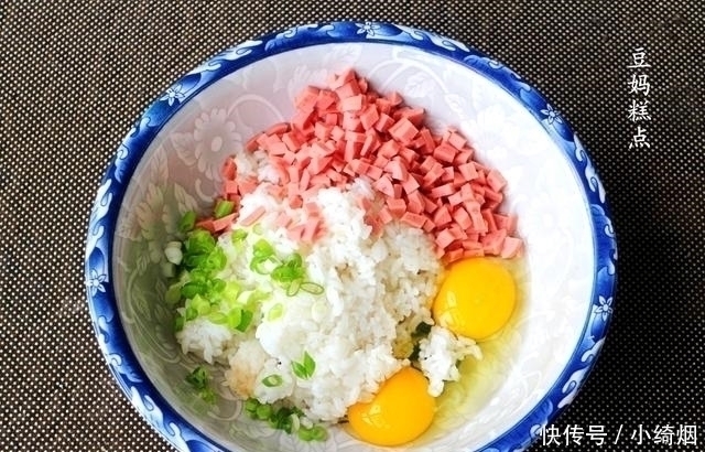 从准备到开吃,5分钟足够,这早餐饼营养全,我家一周至少做2次