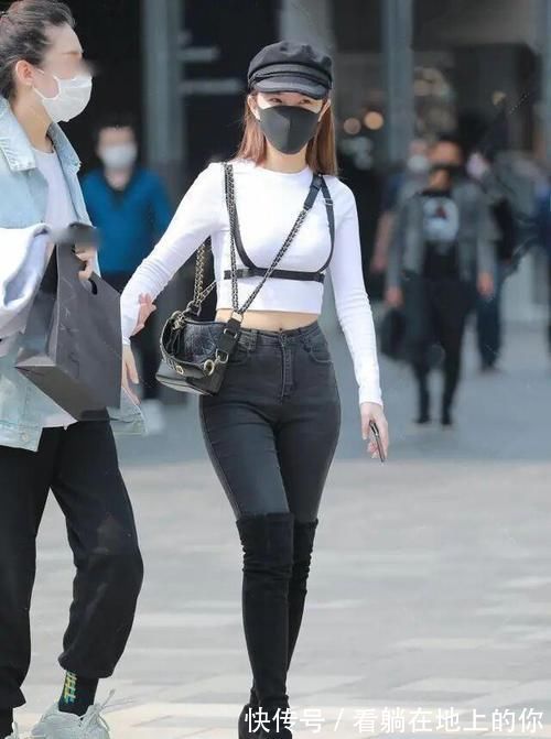 时尚|白色性感长袖搭配黑色经典打底裤,满满的女性味道,时尚还是休闲
