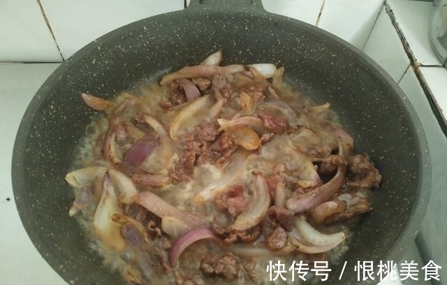如何在家做滑嫩的黑椒牛肉?腌肉最重要,今天的下饭菜就做这个