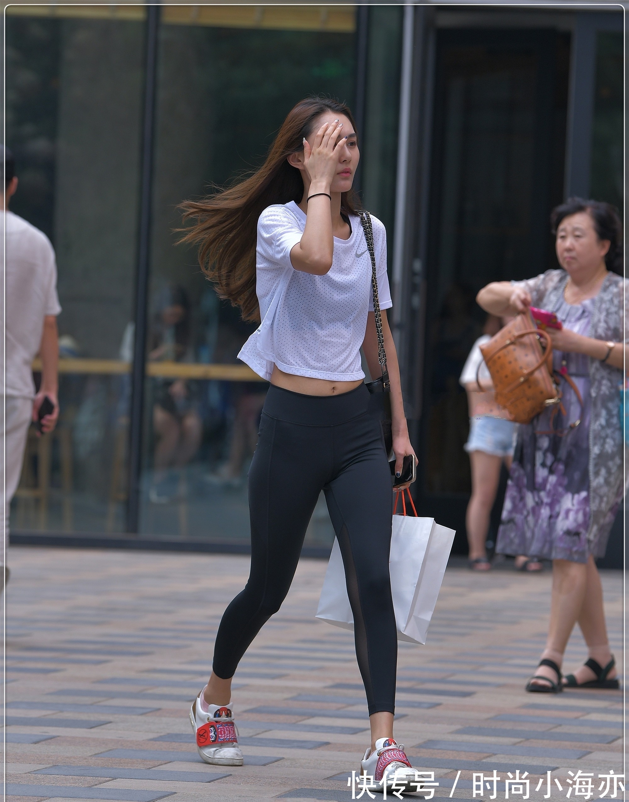 小黑裤 简单白T搭配黑色小脚裤,质感清薄,舒爽透气