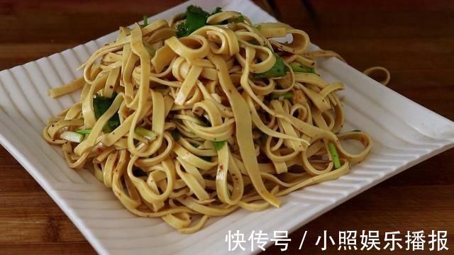 碱面|我家豆腐皮从不炒着吃，这样做更营养，我家一周做5次，真解馋