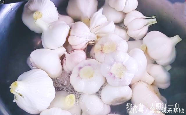 糖醋蒜怎样做才好吃大厨告你配方和比例,一年不坏不蔫,还倍脆