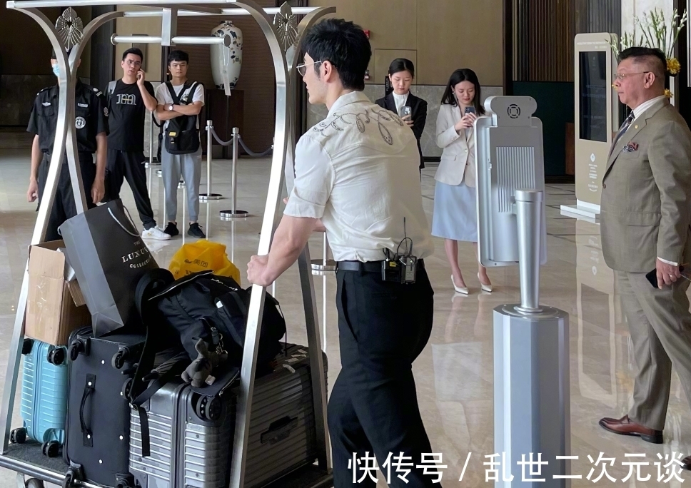 身高|黃曉明錄中餐廳被曝路透,全身照瞬間引關(guān)注,有無1米79很明顯