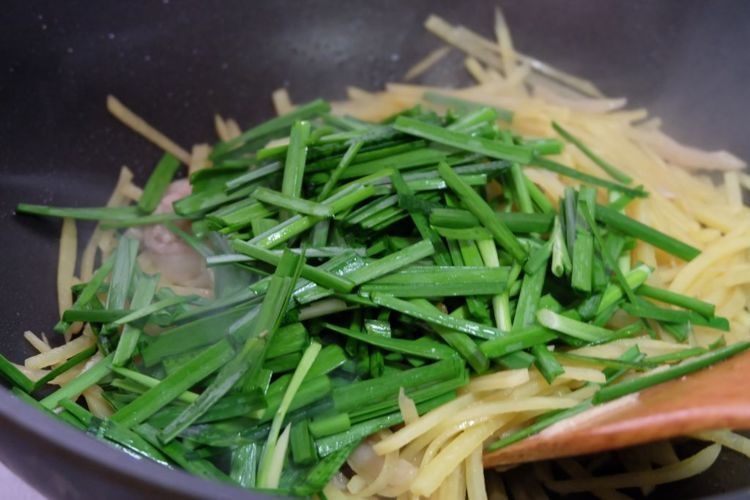 韭菜和土豆这样做,比吃肉还解馋,连吃一周也不腻