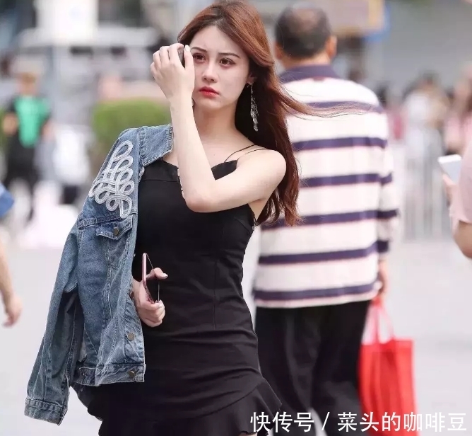 酷似|街拍:高颜值小姐姐酷似混血,一身黑色短裙非常有视觉冲击,漂亮