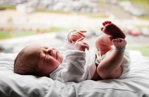 新生儿出生后的10多分钟,到底在“折腾”些啥其实他比妈妈忙