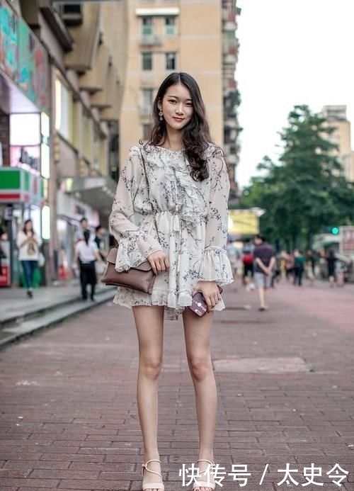 街头时尚个性穿搭,狗狗图案牛仔外套增添可爱,碎花连衣裙显气质