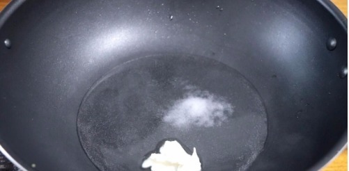 韭菜盒子这么做,薄皮大馅,简单一个步骤韭菜不出水,越吃越香