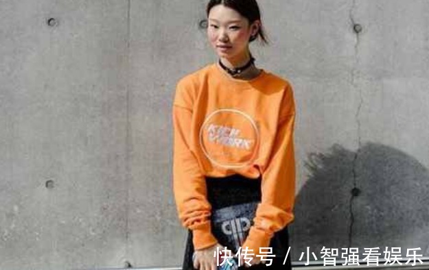 牛仔裤 卫衣下面别总配牛仔裤,今年流行这样穿,时髦减龄又显气质