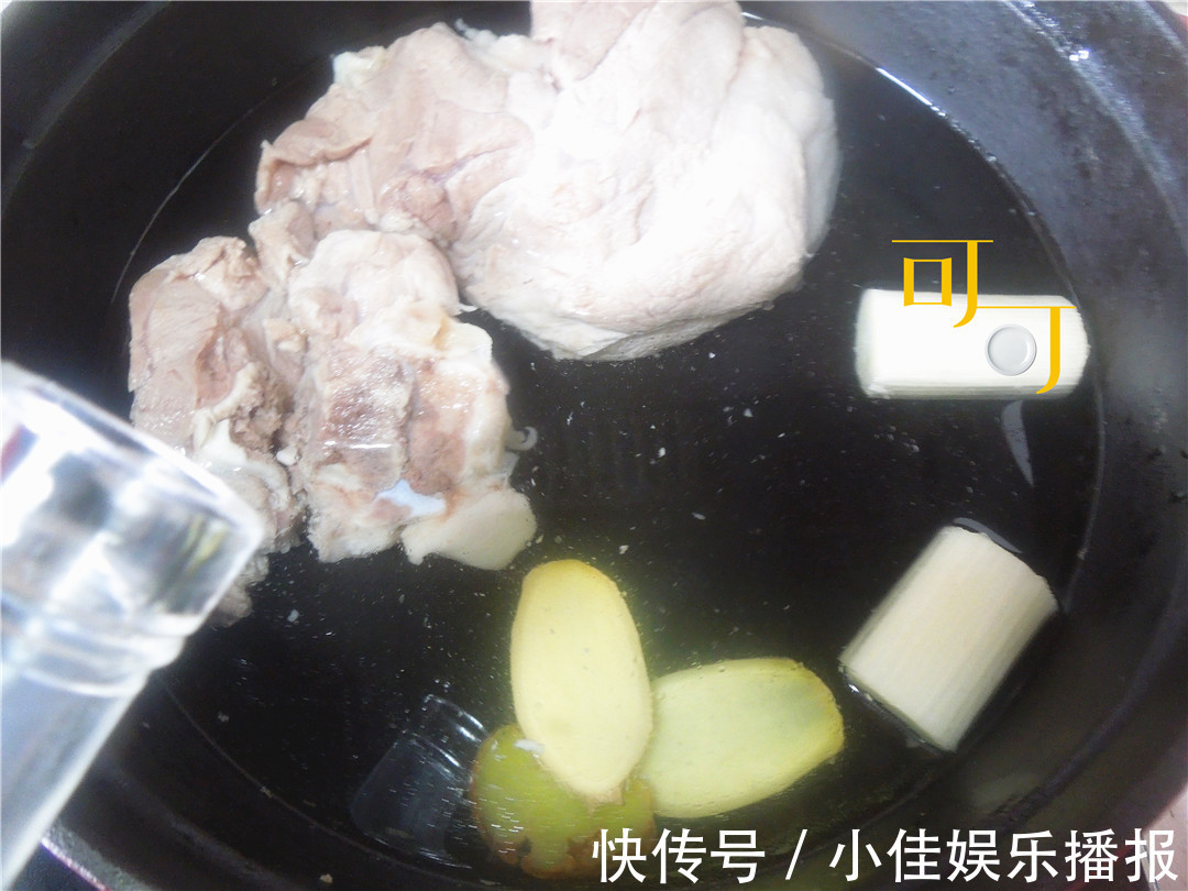 肉香满溢的蹄髈烧法，笋干和木耳更受欢迎，炖一锅一家人吃两餐
