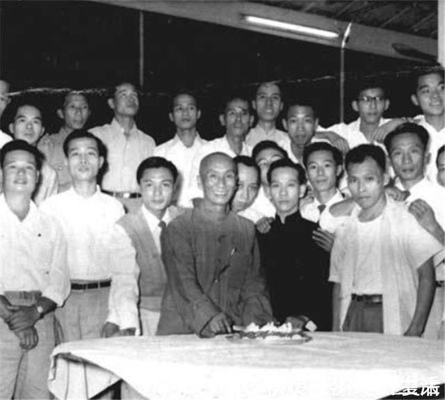 武术|叶问葬礼现场武术界大佬齐聚,李小龙哽咽,祭奠亡师跑步回住所
