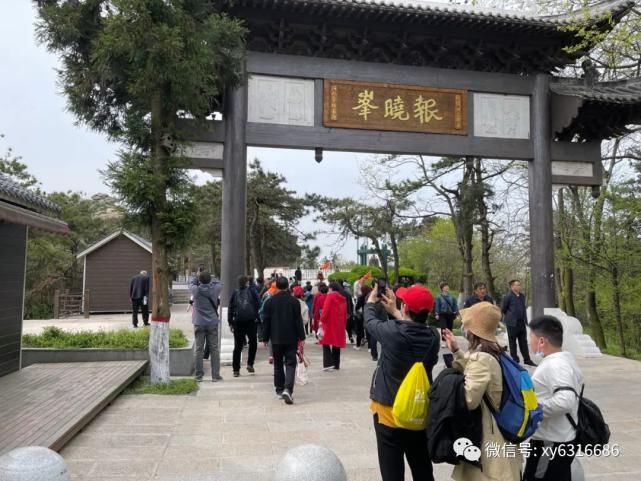 春光明媚，鸡公山风景区喜迎千人团队 踏青赏花 打卡鸡公山