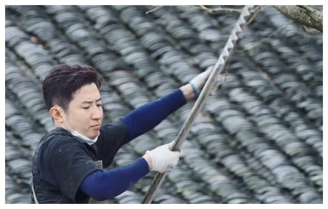 《向往5》迎来最辛劳嘉宾，给凉棚建屋顶，连补3次都漏水