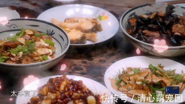 向往5穿幫：桌上的菜一會(huì)兒空盤一會(huì)兒滿，用了霍格沃茨的餐桌嗎