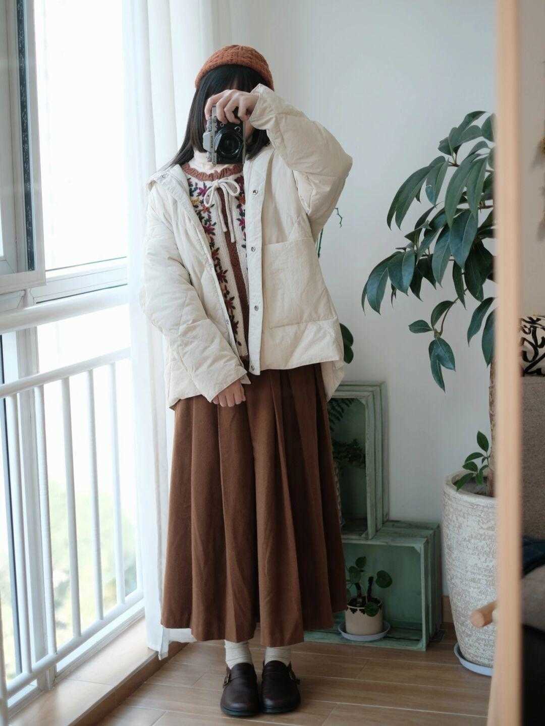 小脚踝 入冬以后,裙子依旧火热,寒冬如何穿裙子保暖?有气质又显瘦